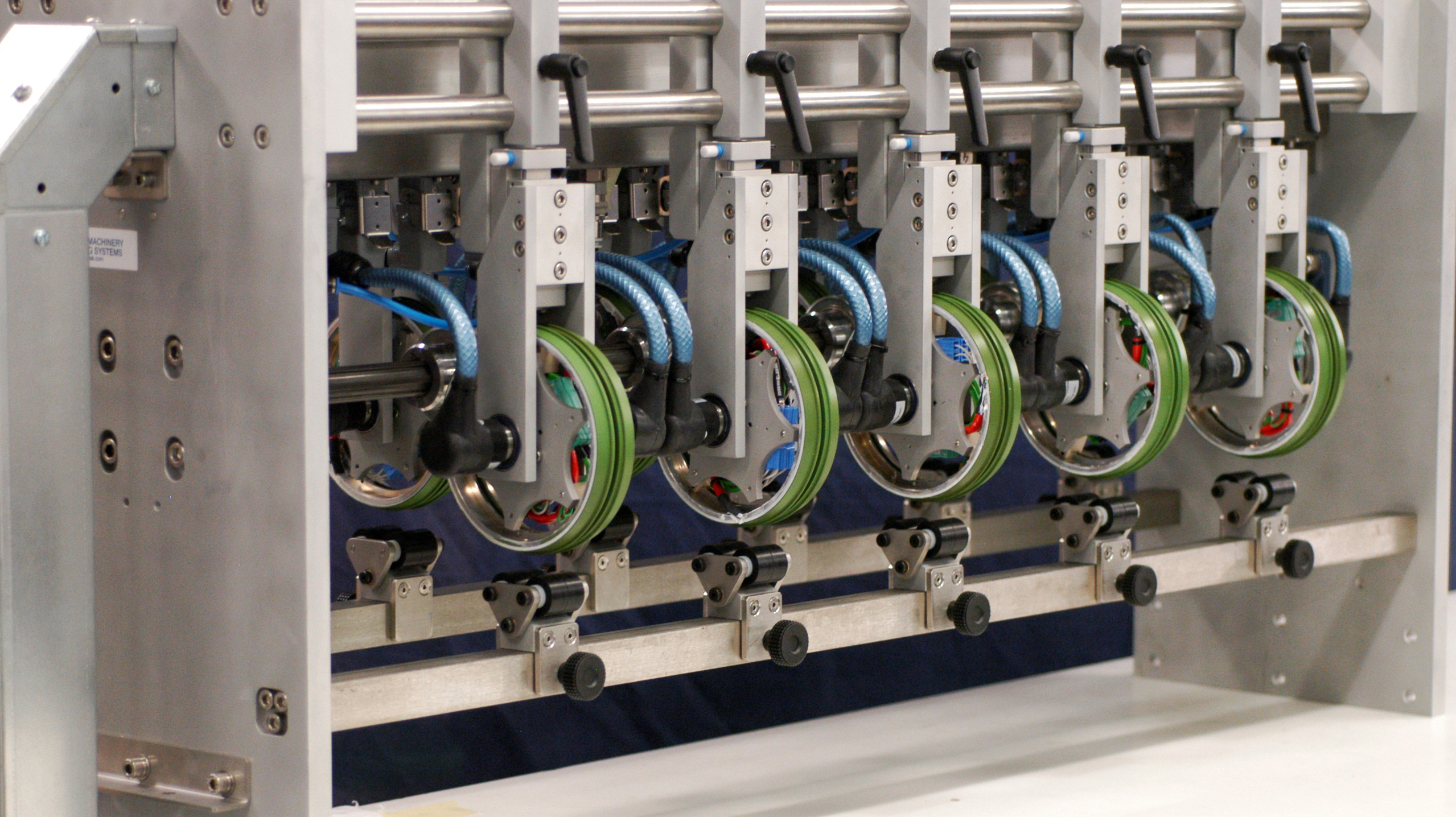 Continuous rotary heat sealing system for high-speed production
